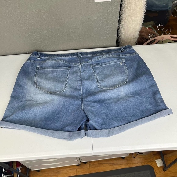 New Democracy Plus Size "Ab"solution Cuffed Shorts size 24W - Picture 2 of 13